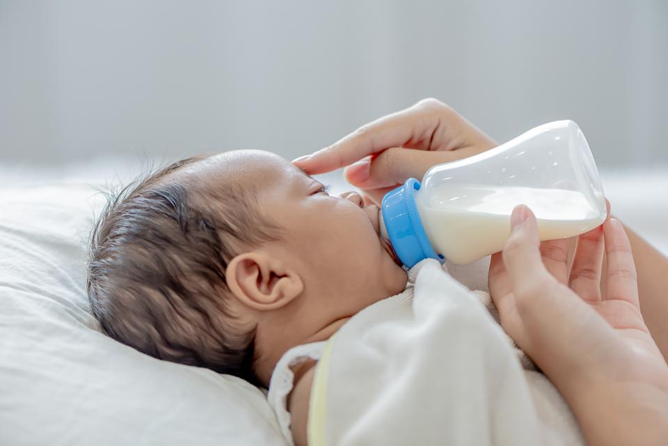 Можно новорожденному пить воду. Младенец пьет молоко. Ребенок пьет грудное молоко. Грудной ребенок пьёт молоко из бутылочки. Грудничок пьет молоко.